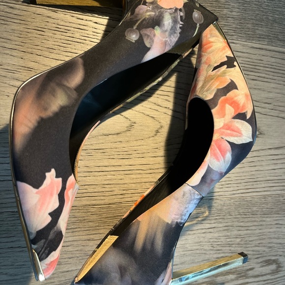Great condition Ted baker floral heels - Picture 3 of 11